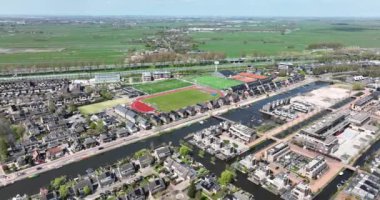 Modern banliyö yerleşim alanı ev evleri hava aracı manzaralı. Yeni Avrupai konutlar inşa etmek yaşam alanının şehir manzarası geliştirilmesi. Hollanda