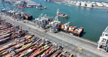 Rotterdam, 18 Nisan 2022, Hollanda 'da. Konteynır terminali lojistik gemisi ithalat ve ihracat limanı ticari insansız hava aracı görüntüsünü yükleyip boşaltıyor. nakliye işi