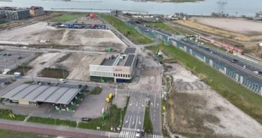 Amsterdam, 11 Nisan 2022, Hollanda 'da. Politiebüro Ijburg yakınlarında inşaat halinde. Güvenlik kanunu ve düzeni için kanun uygulama istasyonu.