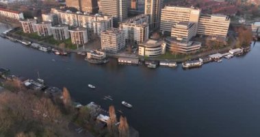 Amsterdam, 23 Mart 2022, Hollanda 'da. Omval ofis binaları. Nehir boyunca uzanan Skyline hava sahası ve Amstel İstasyonu altyapı kentsel iş bölgesi. Rembrandt Kulesi şehir manzarası.
