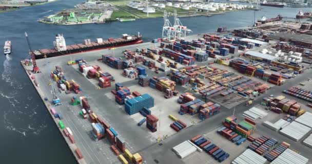 2022年5月11日，阿姆斯特丹，荷兰。国际集装箱运输码头公司。货物商业货运分销港物流. — 图库视频影像