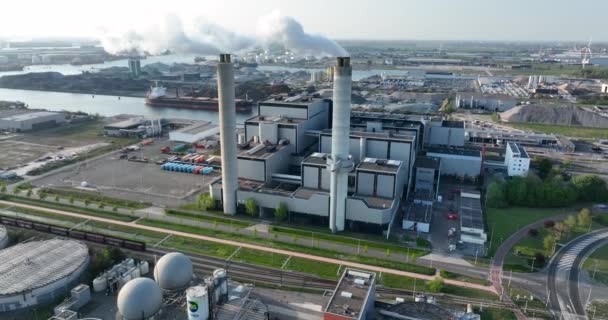 Amsterdão, 23 de abril de 2022, Países Baixos. instalação de processamento de renovação de instalações de tratamento de resíduos de chaminés para fumadores. Eletricidade gerador indústria de construção de negócios. — Vídeo de Stock