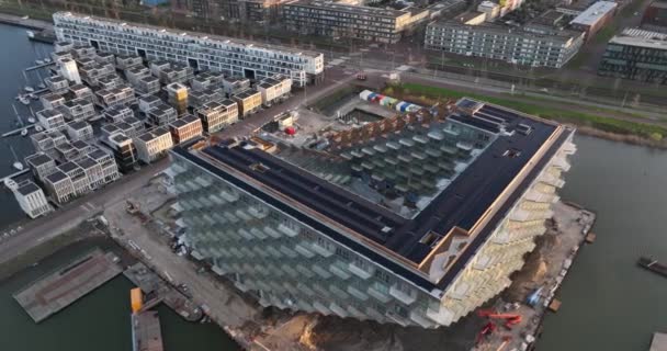 Amsterdam, 21 kwietnia 2022, Holandia. Plac budowy nowo wybudowanego nowoczesnego apartamentowca w Holandii Sluishuis. Amsterdam Ijburg w Steigereiland. Najważniejsze cechy architektoniczne. — Wideo stockowe