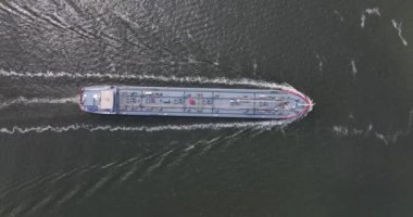 Endüstriyel bir gemi gemisinin yukarıdan görünen görüntüsü. Petrokimyasal kargo ve nakliyat ticareti. İthalat ihracat lojistiği. Hollanda 'da.