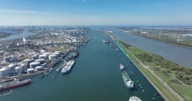 Rotterdam, 18 Nisan 2022, Hollanda 'da. Kimyasal petrol ürünleri tanker gemileri ve siloları. Rotterdam 'da büyük bir sanayi limanı var. Petrol limanlarının üzerinden uçuyor..
