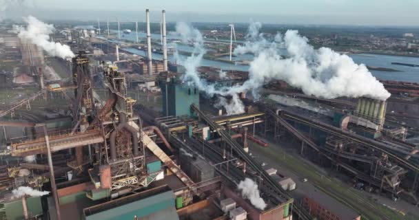 Heavy industrial factory plant facility. Demonstrating pollution and global warming. Chimney exhaust toxic fumes — Stockvideo