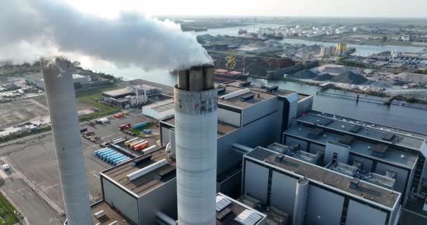 Amsterdam, 23 aprile 2022, Paesi Bassi. impianto di trattamento di rinnovo impianto di incenerimento rifiuti camino fumo. Industria dei generatori di energia elettrica edilizia aziendale. — Video Stock