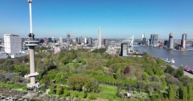 Rotterdam, 18 Nisan 2022, Hollanda 'da. Euromast yüksek panorama gözlem kulesi şehir manzarası ve Erasmus brug. Maas modern seyahat cazibesine bakan turistik bir yer. Havadan.