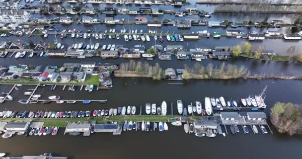 Loosdrechtse plassen herbergt vaargeulen en gecultiveerde sloot natuur nabij Vinkeveen Utrecht. Meer- en watervelden kleine eilanden en gestructureerde natuur. Typisch Hollands gezicht toeristisch. — Stockvideo