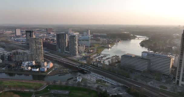 Amsterdão, 23 de março de 2022, Países Baixos. Prédios de escritórios Omval. Skyline aéreo ao longo do rio e Amstel estação de infra-estrutura urbana distrito de negócios. Rembrandt torre paisagem urbana. — Vídeo de Stock