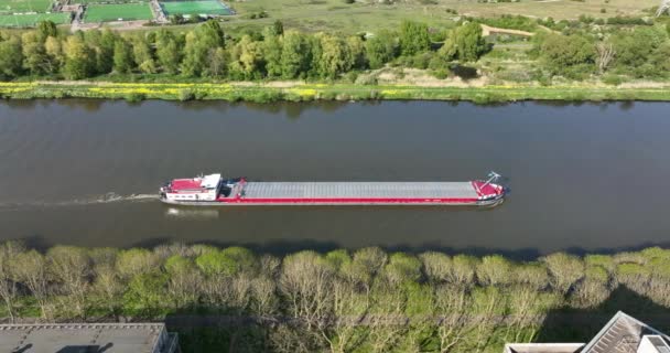 Binnenvaart logistiek goederenvervoer over de waterweginfrastructuur in Nederland Amsterdam Rijnkanaal. Schip zeilen zending van vracht drone uitzicht vanuit de lucht. — Stockvideo