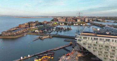 Amsterdam, 21 Nisan 2022, Hollanda 'da. Hollanda Sluishuis 'de yeni inşa edilmiş modern bir apartman inşaatı. Amsterdam Ijburg, Steigereiland 'da. Mimari Vurgulama.
