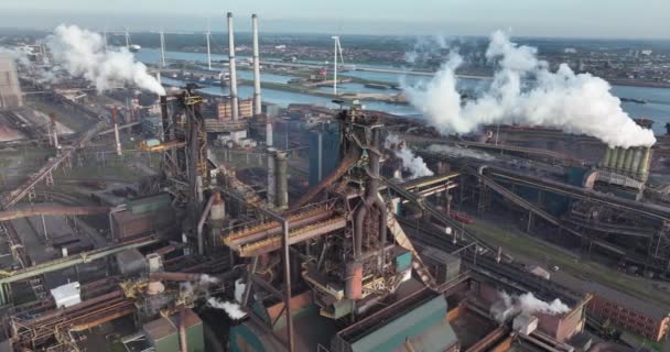 Heavy industrial factory plant facility. Demonstrating pollution and global warming. Chimney exhaust toxic fumes — Vídeo de Stock