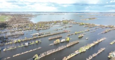 Loosdrechtse plassen limanı su yolu kanalları ve Vinkeveen Utrecht yakınlarında ekili hendek doğası. Göl ve su alanları küçük adalar ve yapılandırılmış doğa. Tipik Hollanda turistik manzarası..