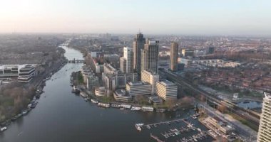 Amsterdam, 23 Mart 2022, Hollanda 'da. Omval ofis binaları. Nehir boyunca uzanan Skyline hava sahası ve Amstel İstasyonu altyapı kentsel iş bölgesi. Rembrandt Kulesi şehir manzarası.