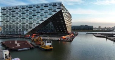 Amsterdam, 21 Nisan 2022, Hollanda 'da. Hollanda Sluishuis 'de yeni inşa edilmiş modern bir apartman inşaatı. Amsterdam Ijburg, Steigereiland 'da. Mimari Vurgulama.