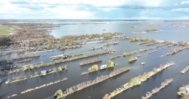 Loosdrechtse plassen kikötői csatornák és művelt árok természet közelében Vinkeveen Utrecht. Tó és víz mezők kis szigetek és strukturált természet. Tipikus holland látvány turisztikai. — Stock videók