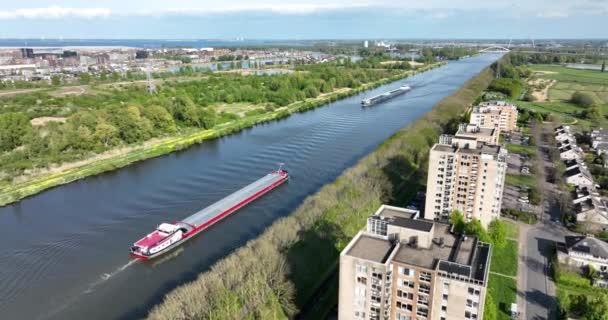 Transport av gods över vattenvägsinfrastruktur på inre vattenvägar i Nederländerna Amsterdam Rijnkanaal. Pråm segling transport av fraktflyg drönare vy. — Stockvideo