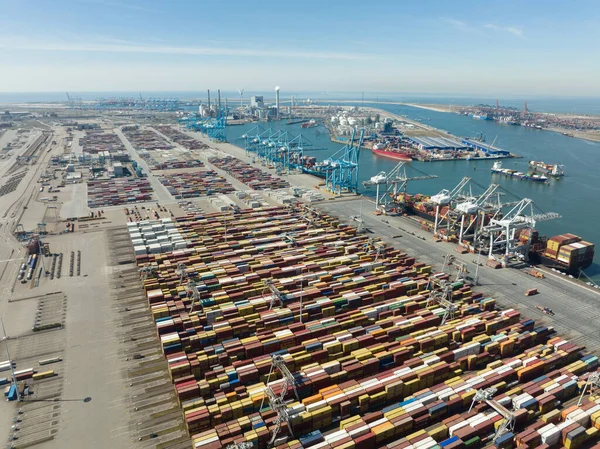 Rotterdam, 18. April 2022, Niederlande. Containerterminal Logistikschiff Be- und Entladung von Import und Export Dock kommerziellen Hafen Drohnen Ansicht. Frachtgeschäft — Stockfoto
