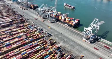 Rotterdam, 18 Nisan 2022, Hollanda 'da. Konteynır terminali lojistik gemisi ithalat ve ihracat limanı ticari insansız hava aracı görüntüsünü yükleyip boşaltıyor. nakliye işi