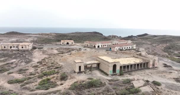 Die Kanareninsel Teneriffa hat kleine Dörfer und Gebäude aufgegeben. Luftdrohne. Bau und vernachlässigte Stadt mit Kirche. Das verlassene Lepradorf von Teneriffa. Geisterstadt. — Stockvideo