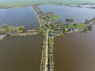 Güneşli bir günde tipik bir Hollanda doğası göl manzarası. Hollanda 'da Reeuwijkse plannen. Kırsal alan, doğal göl nehri ve baharda yeşil doğa. Eğlence amaçlı su yolu manzarası.