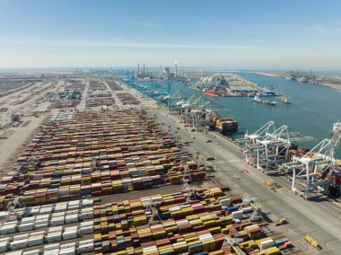 Rotterdam, 18 Nisan 2022, Hollanda 'da. Konteynır terminali lojistik gemisi ithalat ve ihracat limanı ticari insansız hava aracı görüntüsünü yükleyip boşaltıyor. nakliye işi