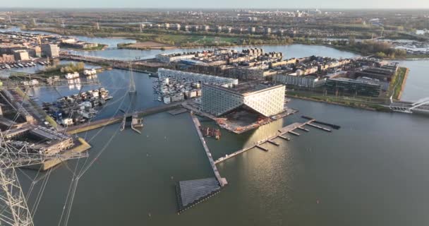 Amsterdam, 21 april 2022, Nederland. Bouwplaats van nieuw gebouwd modern appartementencomplex in het Sluishuis. Amsterdam Ijburg op Steigereiland. Architectonisch hoogtepunt. — Stockvideo