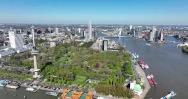 Rotterdam, 18 Nisan 2022, Hollanda 'da. Euromast yüksek panorama gözlem kulesi şehir manzarası ve Erasmus brug. Maas modern seyahat cazibesine bakan turistik bir yer. Havadan.