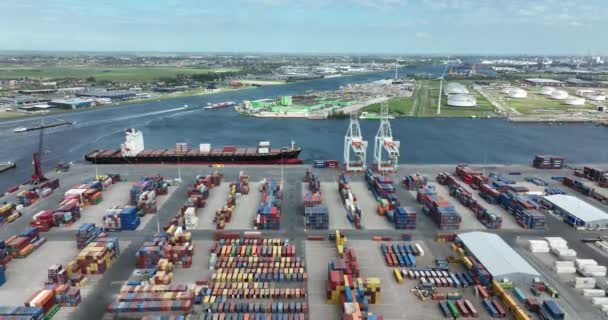 Amsterdão, 11 de maio de 2022, Países Baixos. Transporte internacional de contêineres e empresa terminal de transporte. Comércio de mercadorias logística portuária de distribuição de mercadorias. — Vídeo de Stock
