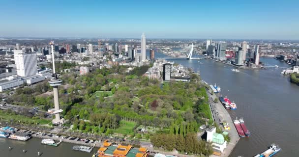 Rotterdam, 18 Nisan 2022, Hollanda 'da. Euromast yüksek panorama gözlem kulesi şehir manzarası ve Erasmus brug. Maas modern seyahat cazibesine bakan turistik bir yer. Havadan. — Stok video