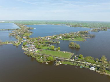 Güneşli bir günde tipik bir Hollanda doğası göl manzarası. Hollanda 'da Reeuwijkse plannen. Kırsal alan, doğal göl nehri ve baharda yeşil doğa..