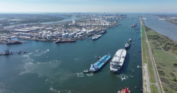 2022年4月18日オランダのロッテルダム 化学油製品タンカー船とサイロ ロッテルダムの大型工業用ドック オランダ — ストック動画