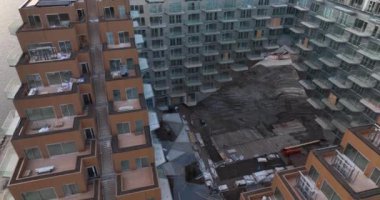 Hollanda 'da yeni inşa edilmiş modern bir apartman inşaatı. Amsterdam Ijburg