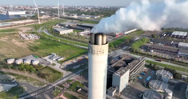 アムステルダム 2022年4月23日 オランダ 煙突ごみ焼却処分更新処理プラント設備の喫煙 発電事業棟 — ストック動画