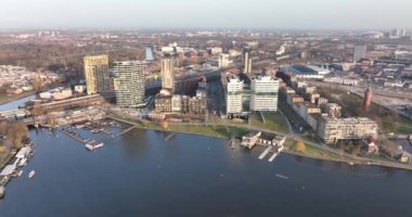 Amsterdamn Amstelkwartier Parkı Somerlust Kentsel Hava Aracı Manzarası ve Şehir İnşaat Kuleleri. Su kanalı, Amstel nehri. Hollanda.
