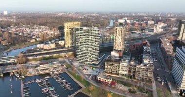 Amsterdamn Amstelkwartier Parkı Somerlust Kentsel Hava Aracı Manzarası ve Şehir İnşaat Kuleleri. Su kanalı, Amstel nehri. Hollanda.