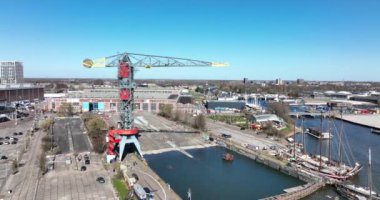 Amsterdam, 19 Mart 2022, Hollanda 'da. NDSM Rıhtımı modern sanayi tersanesi ve son moda yerleşim alanı. Amsterdam Noord, Lj nehri ve su yolu boyunca. Hava aracı görünümü