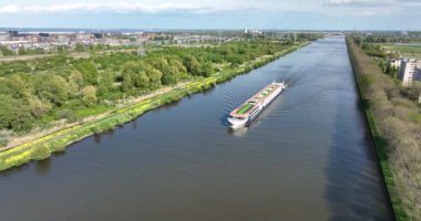 Yolcu yolcu yolcu gemisi feribot mavnası. İç kesimlere seyahat şehir seyahati. Amsterdam yakınlarındaki Amsterdam-Rijnkanaal 'da Avrupa seyahati.