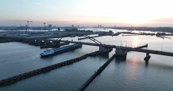 アムステルダム 2022年5月11日 オランダ 輸送船水路空中ドローンは 川の上のボートによる物流やバルク品の貿易を表示します — ストック動画