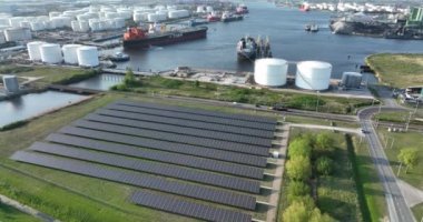 Amsterdam, 23 Nisan 2022, Hollanda 'da. Güneş paneli alanı, endüstriyel liman limanında elektrik sürdürülebilir yenilenebilir enerji alanı donanımı. Westpoort.