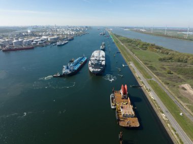 Rotterdam, 18 Nisan 2022, Hollanda 'da. Kimyasal petrol ürünleri tanker gemileri ve siloları. Rotterdam 'da büyük bir sanayi limanı var. Hollanda.