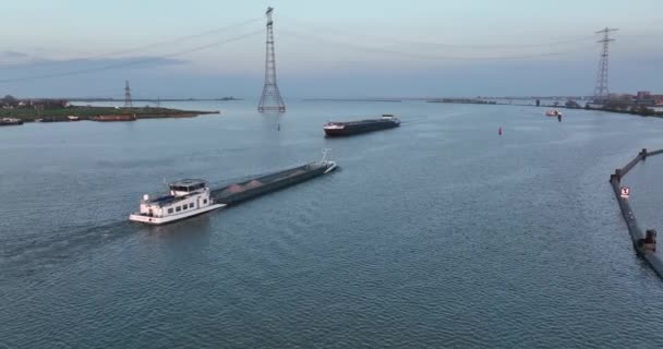 2022年5月11日 阿姆斯特丹 运输船航道无人驾驶飞机在河上俯瞰后勤和散装货物贸易 — 图库视频影像