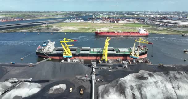 Amsterdam Mayıs 2022 Hollanda Kömür Yüklü Büyük Nakliye Gemileri Liman — Stok video