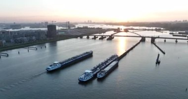 Amsterdam, 11 Mayıs 2022, Hollanda 'da. Ulaşım gemisi su yolu insansız hava aracı lojistik ve toplu mal ticaretini nehirdeki bir tekneyle görüyor..