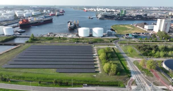 アムステルダム 2022年4月23日 オランダ ソーラーパネルフィールド 工業港での電気持続可能な再生可能エネルギー資源フィールド機器 ウェストポート — ストック動画