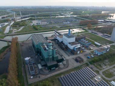 Hollanda Diemen 'deki evlere elektrik ve ısı üretmek için elektrik santrali altyapı altyapı elektrik santrali elektrik üretiyor..