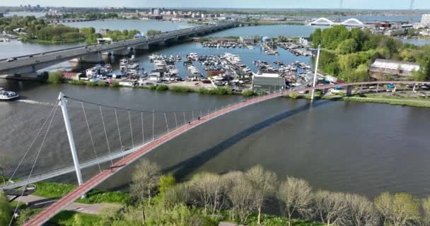 Ciclo Nesciobrug Ponte Pedonal Sobre Navegável Amsterdam Rijnkanaal Holanda Vista — Vídeo de Stock