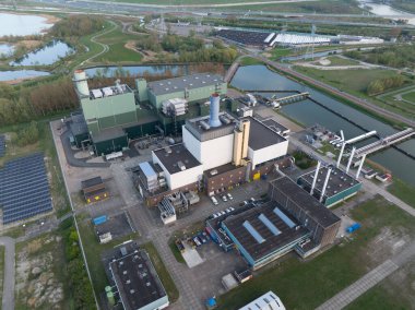 Hollanda Diemen 'deki evlere elektrik ve ısı üretmek için elektrik santrali altyapı altyapı elektrik santrali elektrik üretiyor..