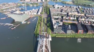 Amsterdam Ijburg yapay adası modern yerleşim bölgesi sudaki akıllı şehir manzarası. Şehir binaları şehir çevresi.